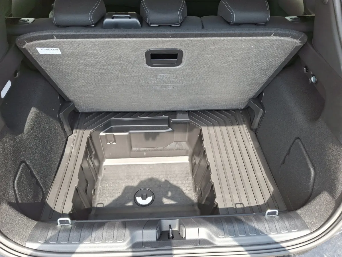Titanium | WINTERPAKKET | ELEKTRISCHE ACHTERKLEP | CAMERA | CARPLAY DRAADLOOS | Achteruitrijcamera | Apple Carplay & Android Auto | Comfort-pakket