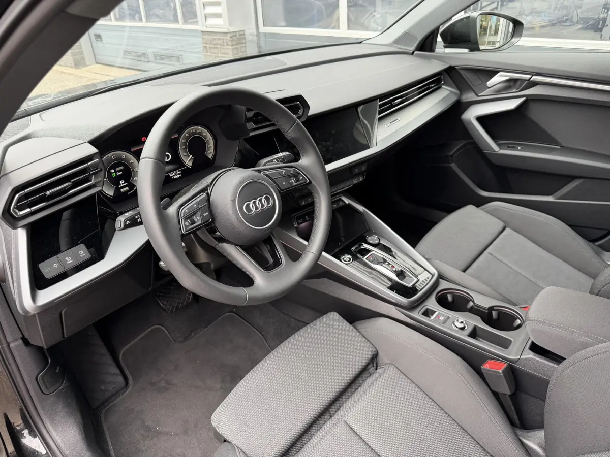 40 TFSI e S edition 204 PK l Adaptive cruise control l Airco l Navigatie l Stoelverwarming l Achteruitrijcamera l Audi sound system l Audi virtual cockpit plus l Licht- en regensensor l Appl