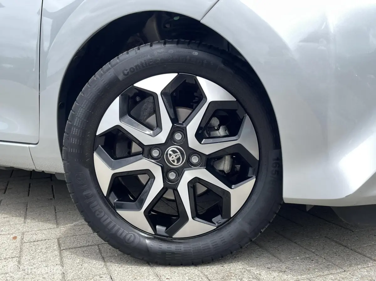 1.0 VVT-i x-joy / CARPLAY / CAMERA / LAGE KM !