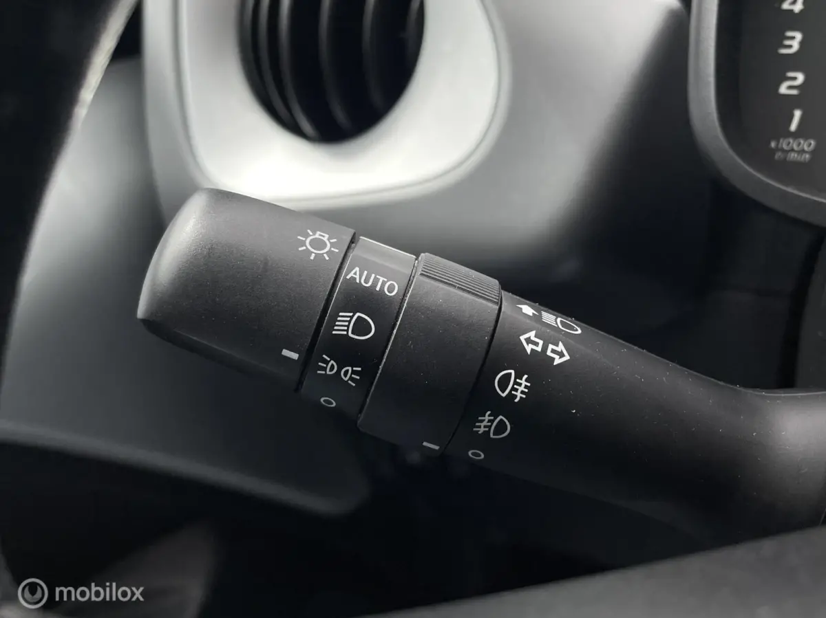 1.0 VVT-i x-joy / CARPLAY / CAMERA / LAGE KM !