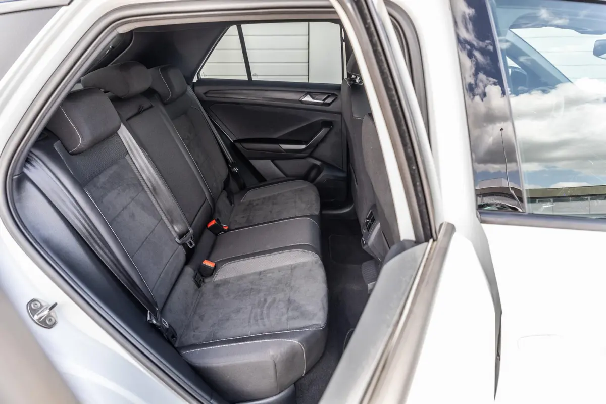 1.5 TSI 150pk DSG R-Line | Trekhaak | Stoelverwarming | Achteruitrijcamera | Navigatie | App Connect