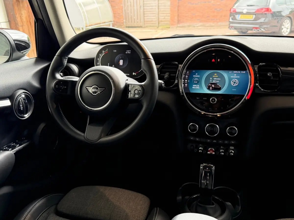 1.5 Cooper - Facelift - Camera - Navi Prof - Dealer onderhouden