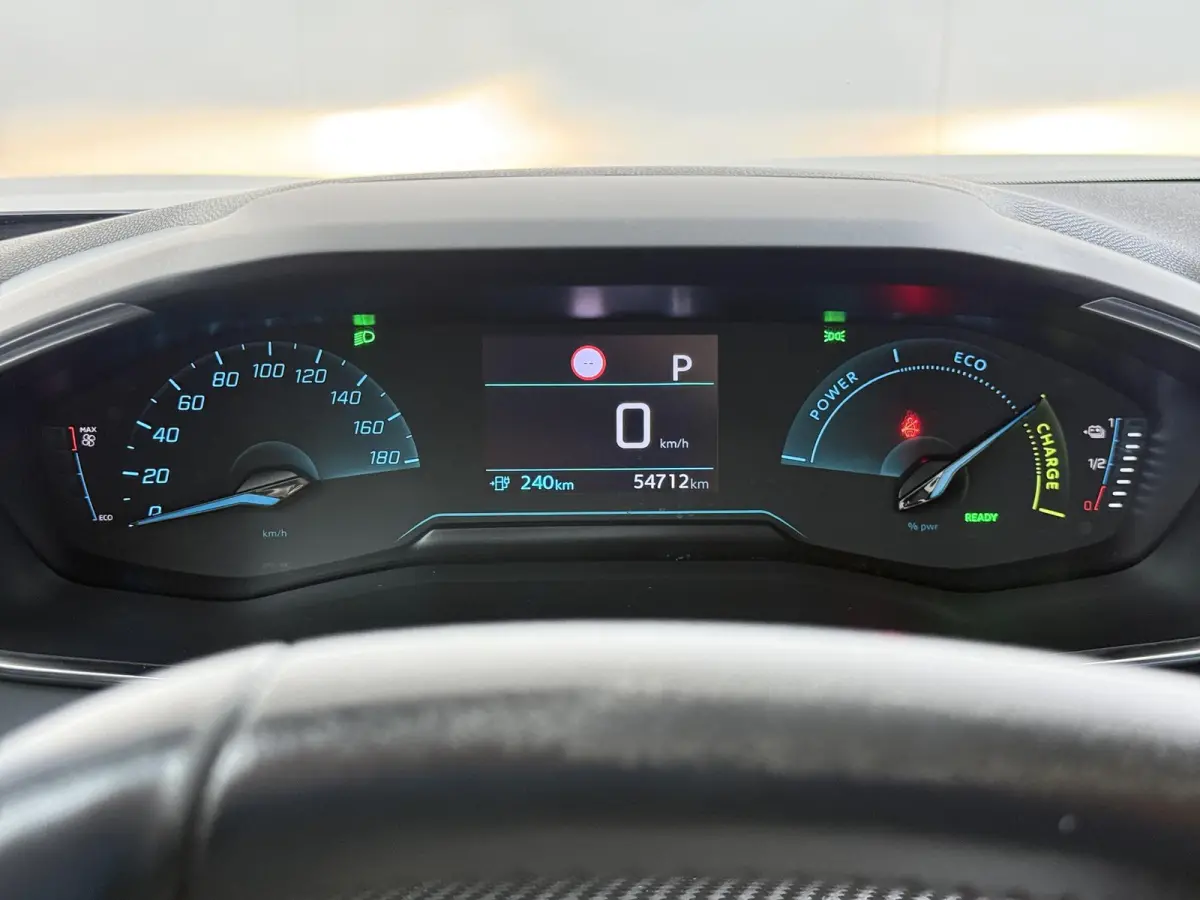 SUV Active 50 kWh 136pk | Accu 94% | 3-Fase | Navigatie via Apple Carplay en Android auto | Automatische airco | Cruise control |
