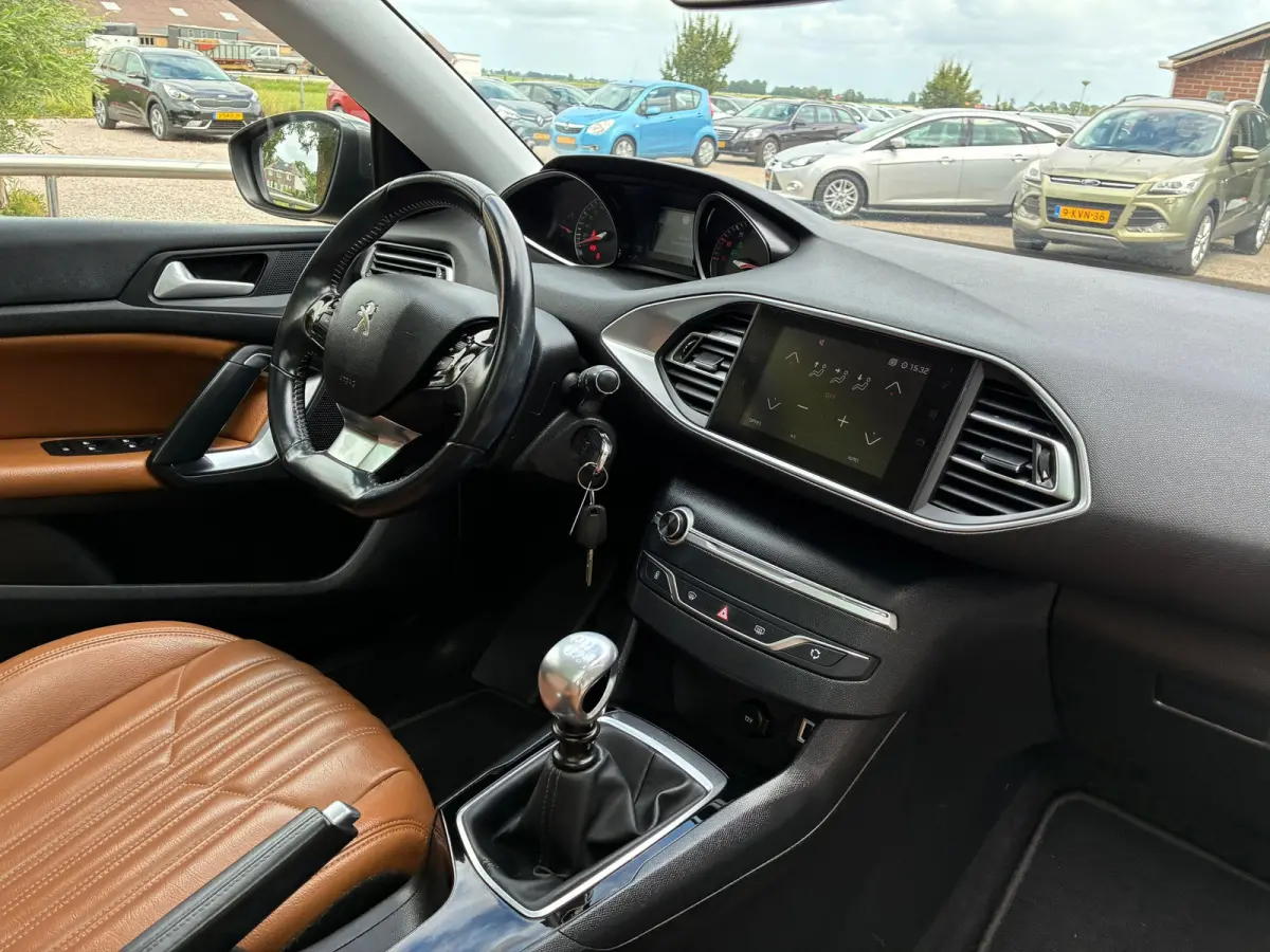1.2 PureTech Blue Lease Executive | Leder + Pano + Cruise + Navi Nu € 6.975,-!!!