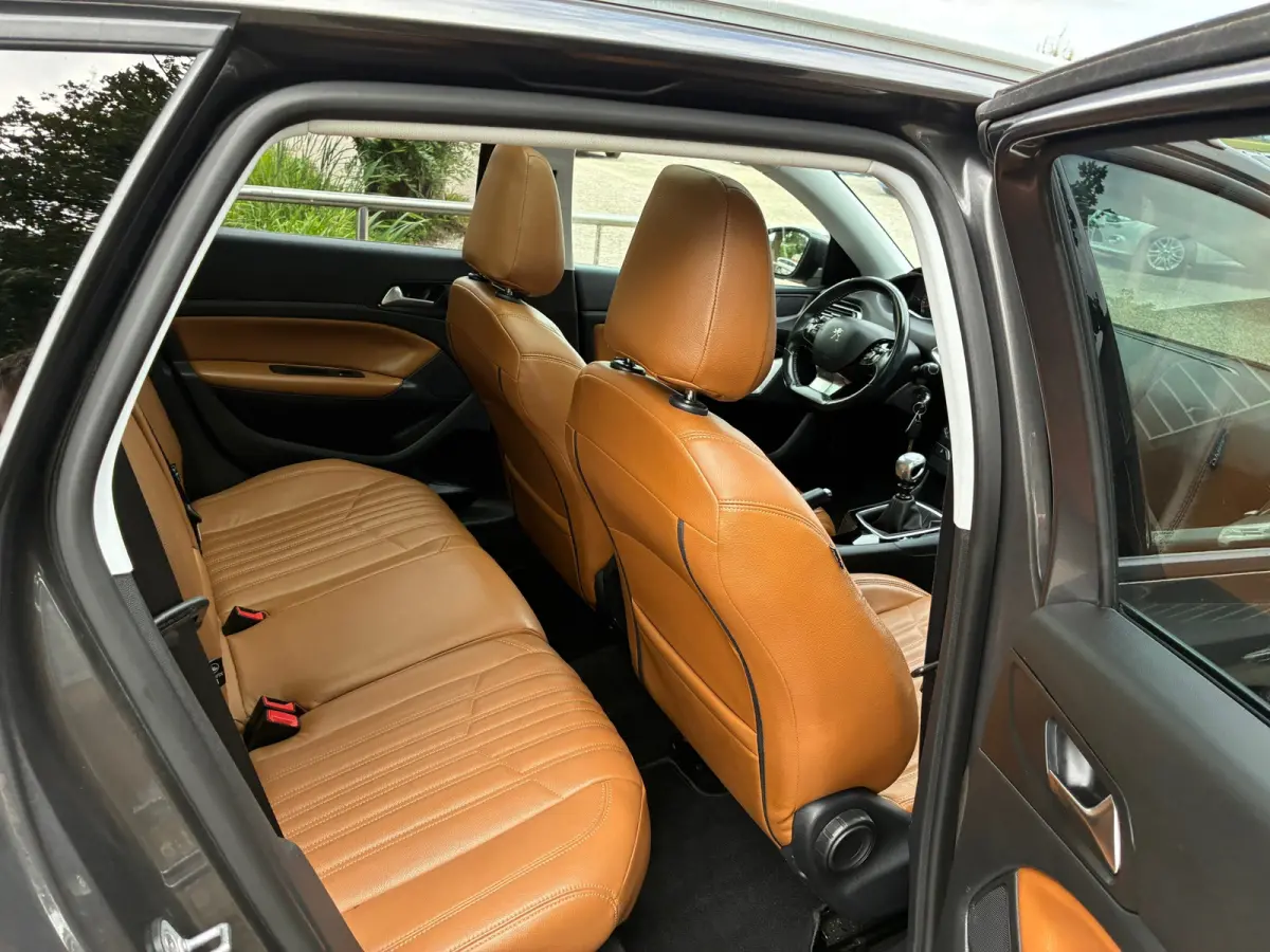 1.2 PureTech Blue Lease Executive | Leder + Pano + Cruise + Navi Nu € 6.975,-!!!