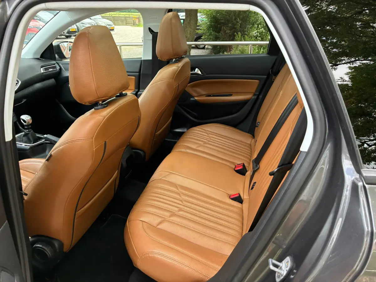 1.2 PureTech Blue Lease Executive | Leder + Pano + Cruise + Navi Nu € 6.975,-!!!