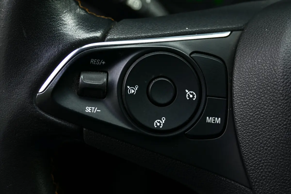 1.2 TURBO 110PK INNOVATION AUTOMAAT / CAMERA / PANO.DAK / TREKHAAK / KEYLESS / 17"LMV / AGR / NAVI / CLIMA / LED / PDC / BLUETOOTH / CRUISECONTROL / 1E EIGENAAR / SCHITTERENDE STAAT !!