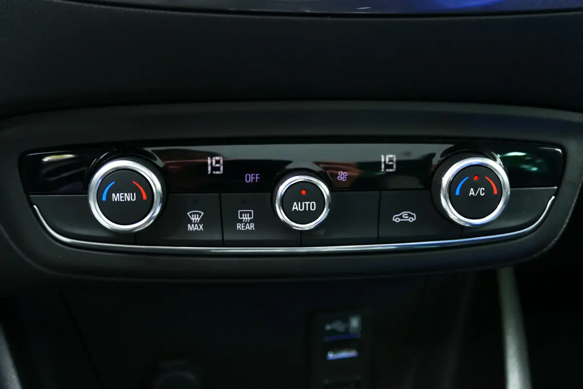 1.2 TURBO 110PK INNOVATION AUTOMAAT / CAMERA / PANO.DAK / TREKHAAK / KEYLESS / 17"LMV / AGR / NAVI / CLIMA / LED / PDC / BLUETOOTH / CRUISECONTROL / 1E EIGENAAR / SCHITTERENDE STAAT !!