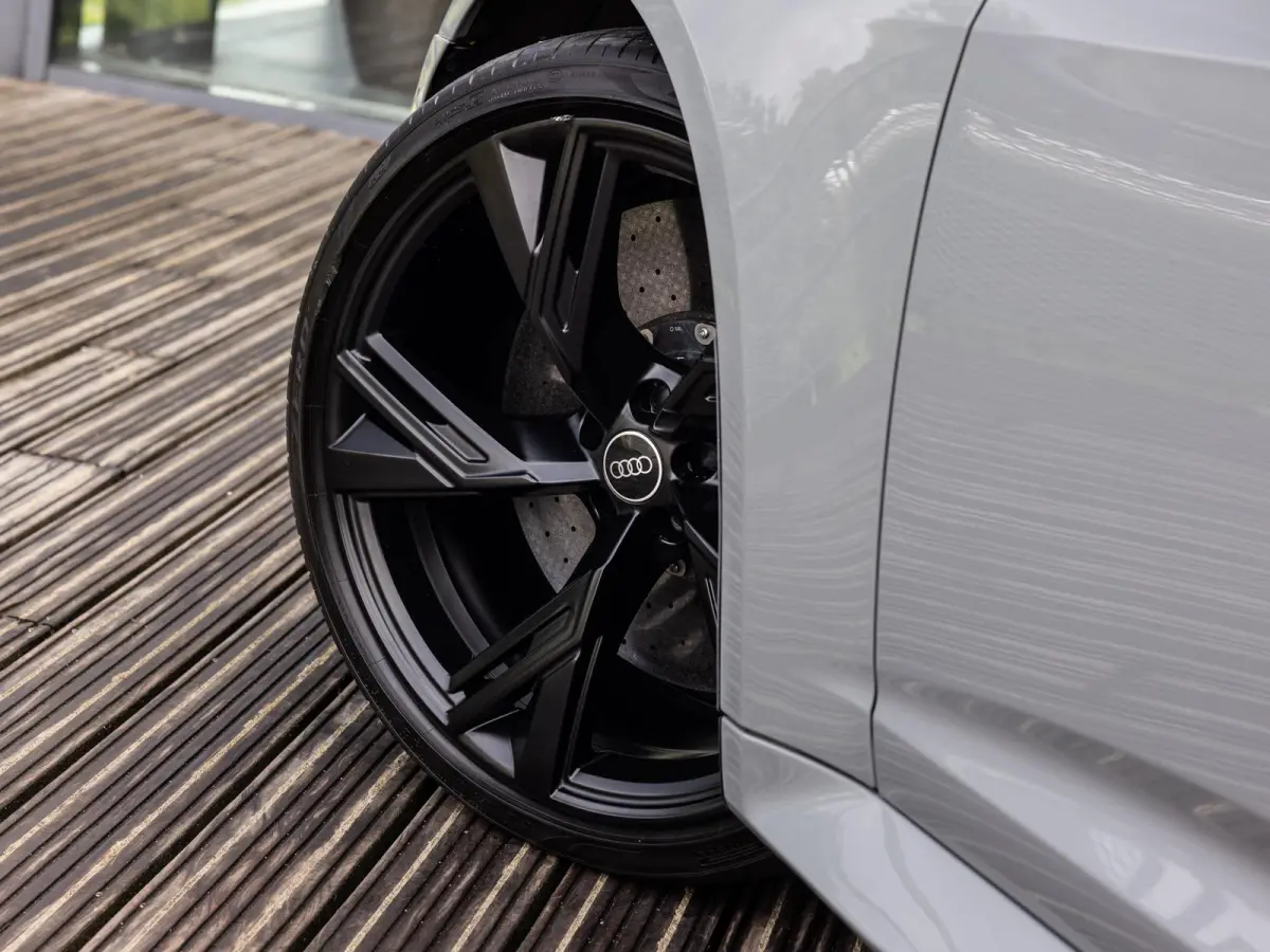 4.0 TFSI quattro | RS DYNAMIC PLUS | KERAMISCH | VIERWIEL BESTURING | B&O | STOELVENTILATIE | MATRIX | HEAD-UP DISPLAY | 22 INCH MATZWART | NARDOGRIJS | SOFTCLOSE | RS DESIGN RODE STIKSELS |