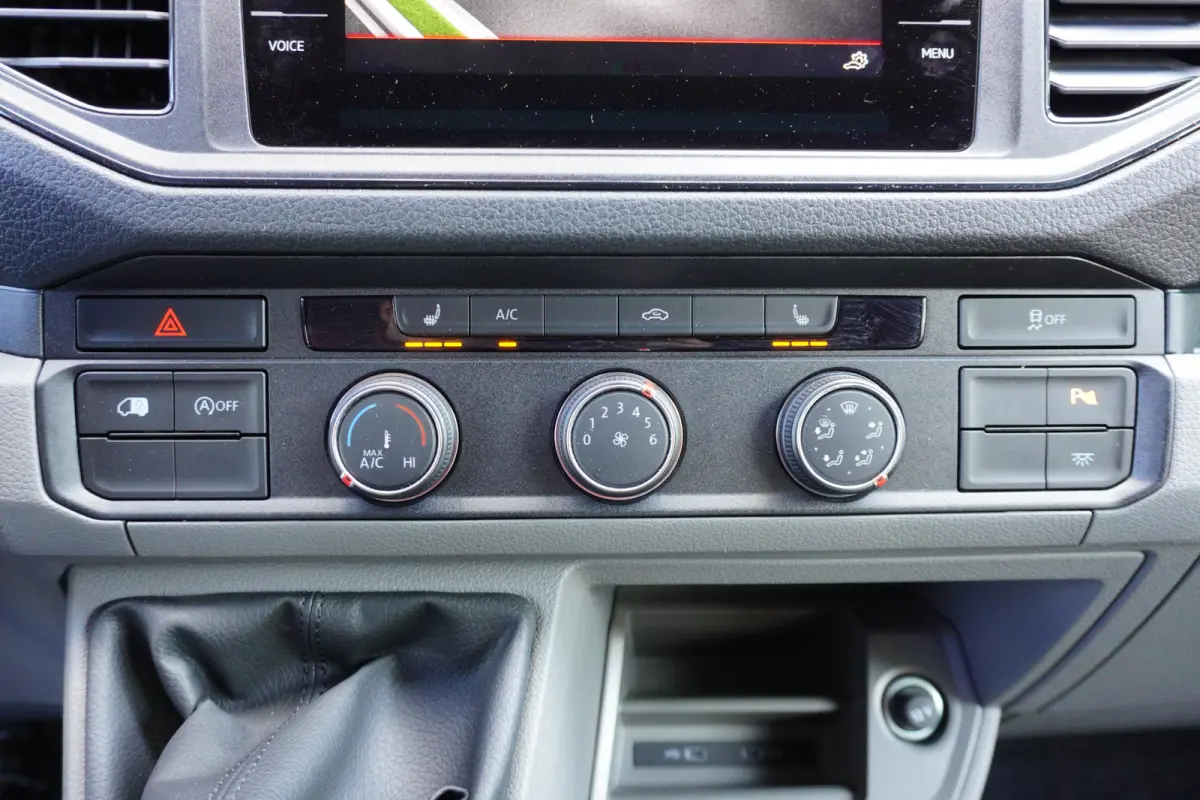 140pk L3H3/L2H2 Apple Carplay Navigatie Camera Stoelverwarming Airco 3-zits