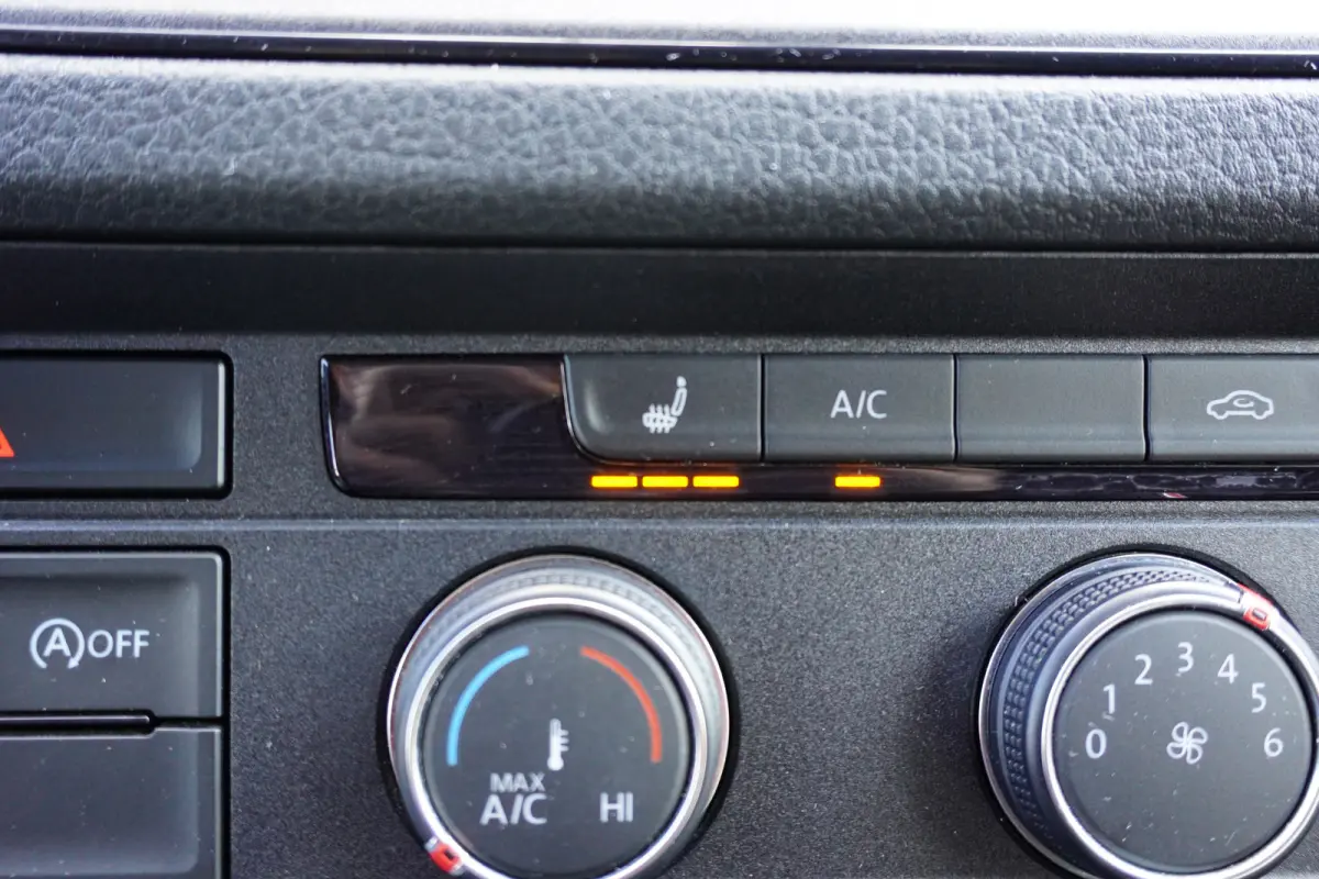 140pk L3H3/L2H2 Apple Carplay Navigatie Camera Stoelverwarming Airco 3-zits