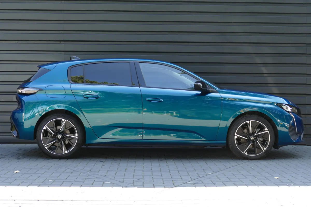 EV 156PK 54KWH ALLURE AUTOMAAT / CAMERA / STOEL-STUURVERWARMING / KEYLESS / FULL-LED / 18"LMV / NAVI / CLIMA / PDC / BLUETOOTH / ADAPT. CRUISECONTROL / 1E EIGENAAR / SCHITTERENDE STAAT !!