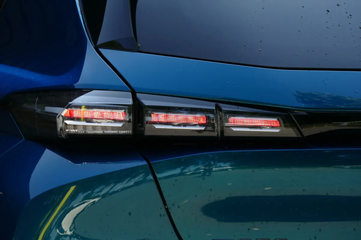 EV 156PK 54KWH ALLURE AUTOMAAT / CAMERA / STOEL-STUURVERWARMING / KEYLESS / FULL-LED / 18"LMV / NAVI / CLIMA / PDC / BLUETOOTH / ADAPT. CRUISECONTROL / 1E EIGENAAR / SCHITTERENDE STAAT !!