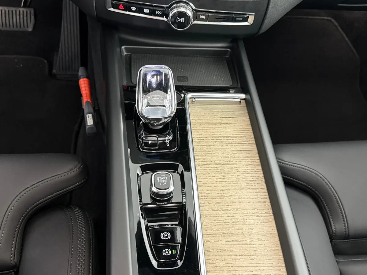T6 Recharge Plus Dark | 19" Allseason | Panoramadak | Head-Up | 360 Camera | Trekhaak | Harman Kardon | Elektr. verst. Stoelen | Stoel/Stuurverwarming |