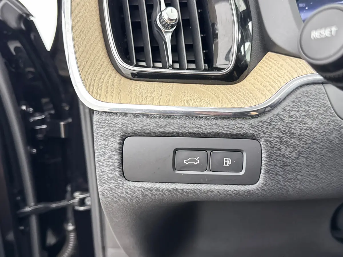 T6 Recharge Plus Dark | 19" Allseason | Panoramadak | Head-Up | 360 Camera | Trekhaak | Harman Kardon | Elektr. verst. Stoelen | Stoel/Stuurverwarming |