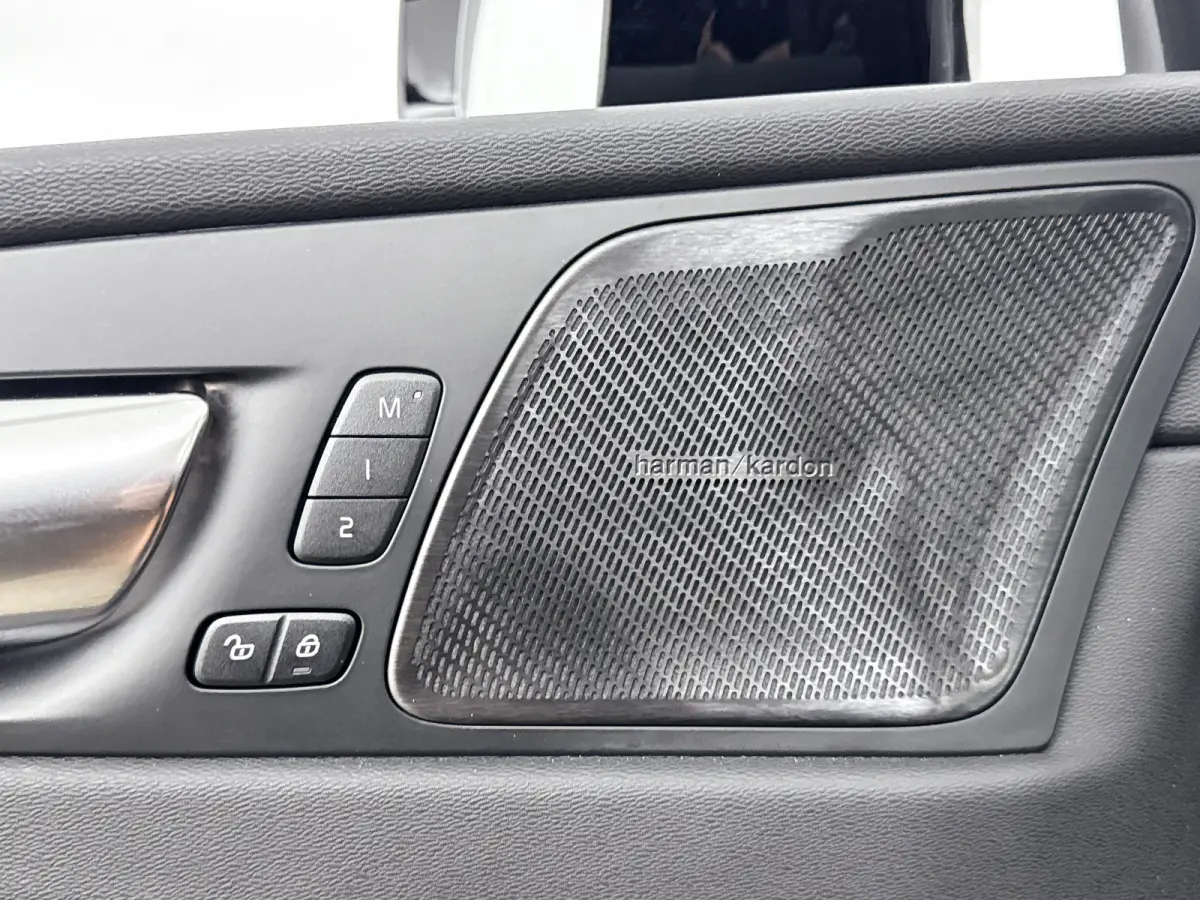 T6 Recharge Plus Dark | 19" Allseason | Panoramadak | Head-Up | 360 Camera | Trekhaak | Harman Kardon | Elektr. verst. Stoelen | Stoel/Stuurverwarming |