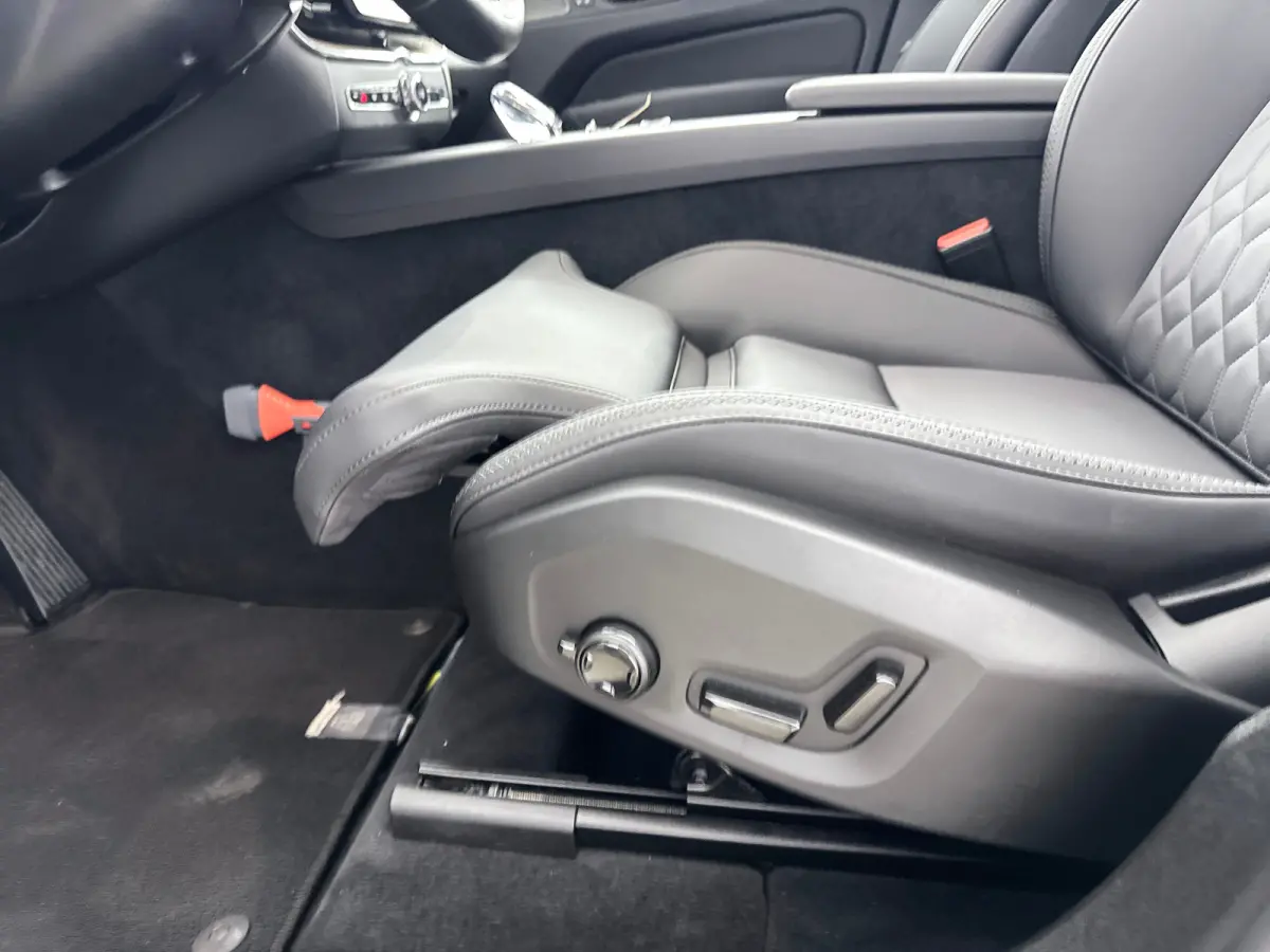 T6 Recharge Plus Dark | 19" Allseason | Panoramadak | Head-Up | 360 Camera | Trekhaak | Harman Kardon | Elektr. verst. Stoelen | Stoel/Stuurverwarming |