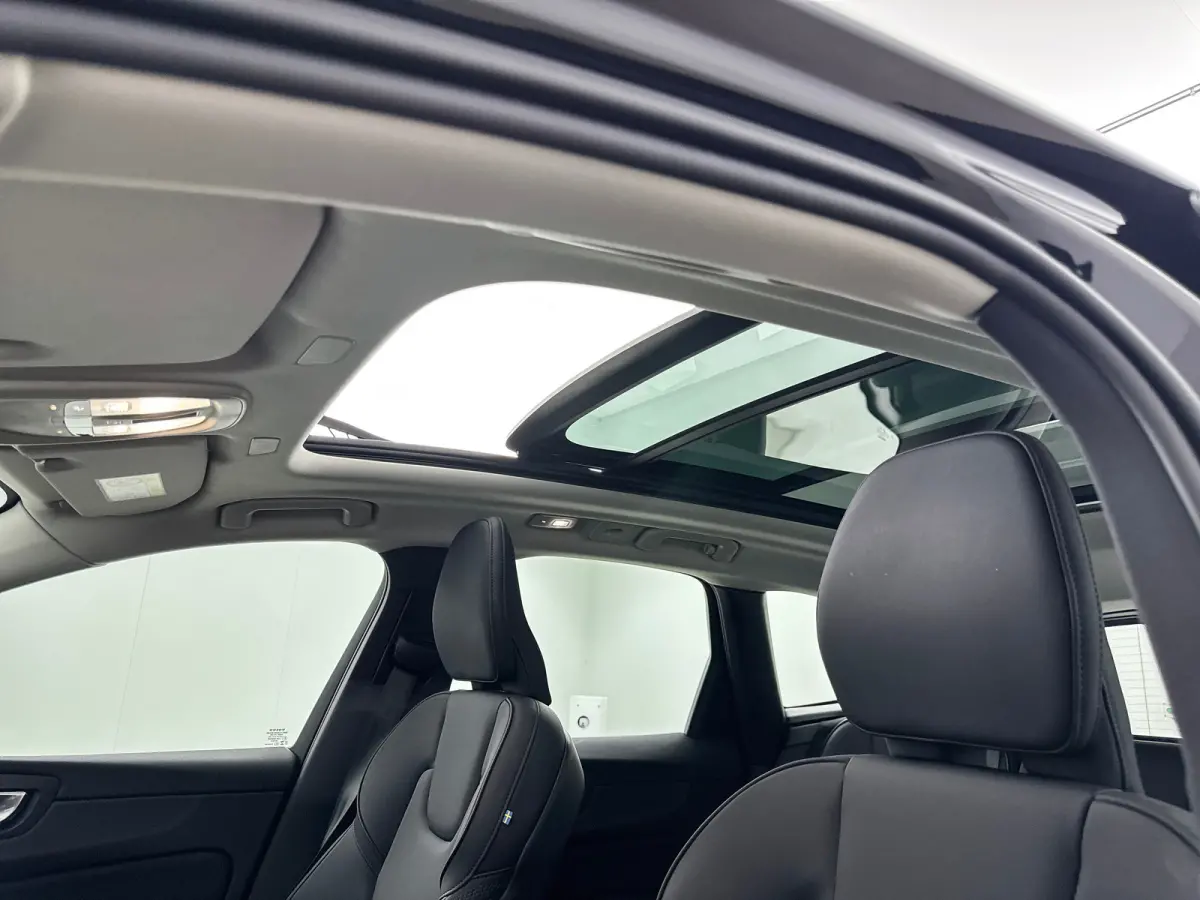 T6 Recharge Plus Dark | 19" Allseason | Panoramadak | Head-Up | 360 Camera | Trekhaak | Harman Kardon | Elektr. verst. Stoelen | Stoel/Stuurverwarming |