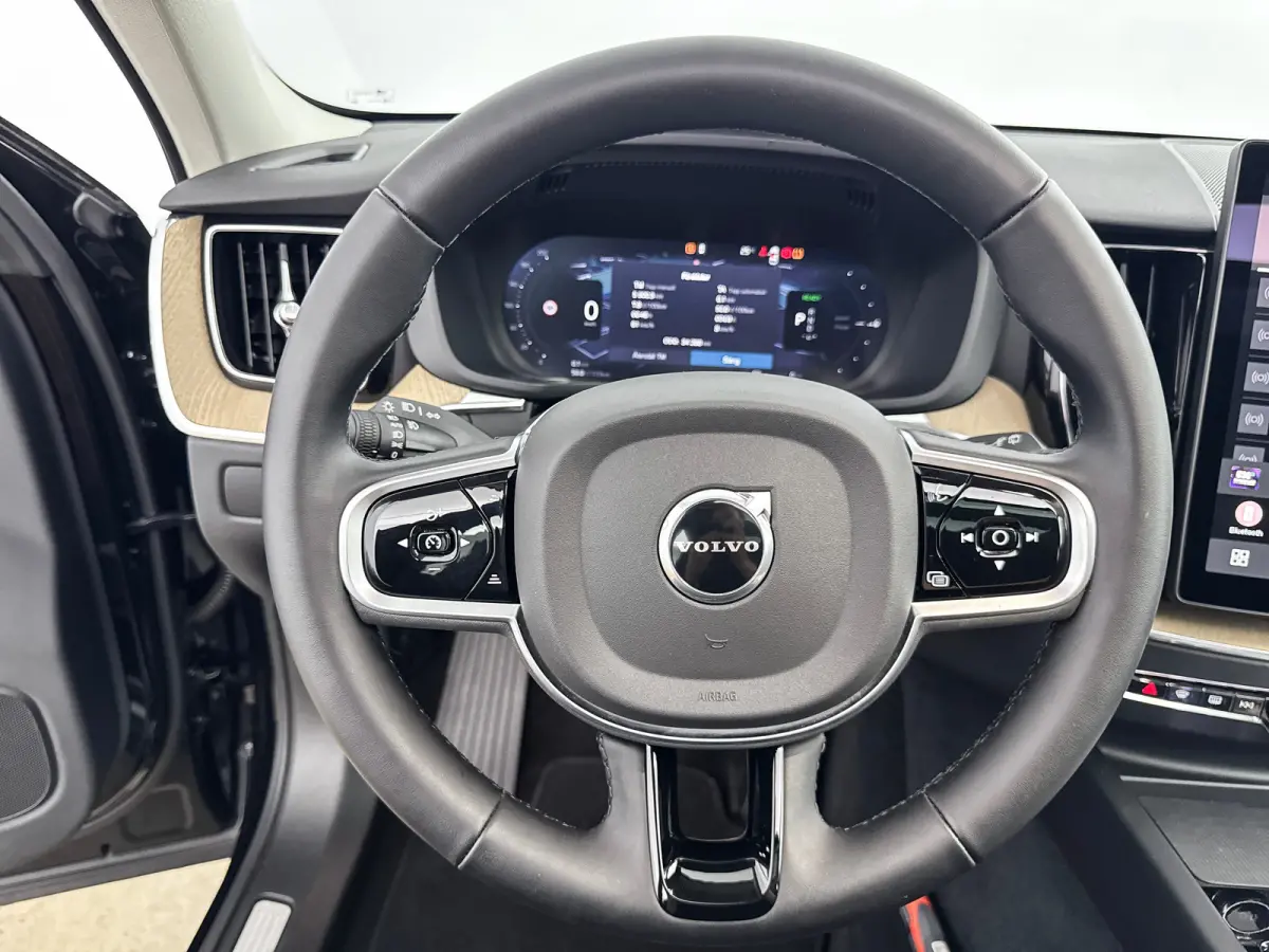 T6 Recharge Plus Dark | 19" Allseason | Panoramadak | Head-Up | 360 Camera | Trekhaak | Harman Kardon | Elektr. verst. Stoelen | Stoel/Stuurverwarming |