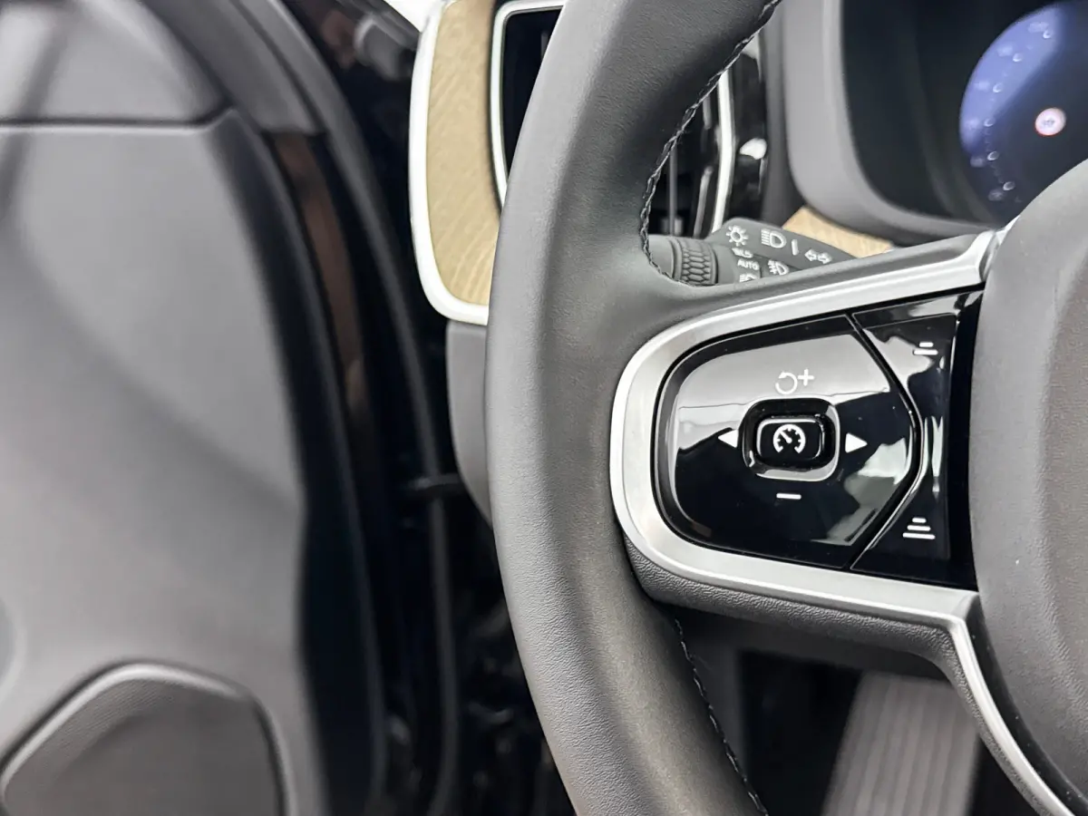 T6 Recharge Plus Dark | 19" Allseason | Panoramadak | Head-Up | 360 Camera | Trekhaak | Harman Kardon | Elektr. verst. Stoelen | Stoel/Stuurverwarming |