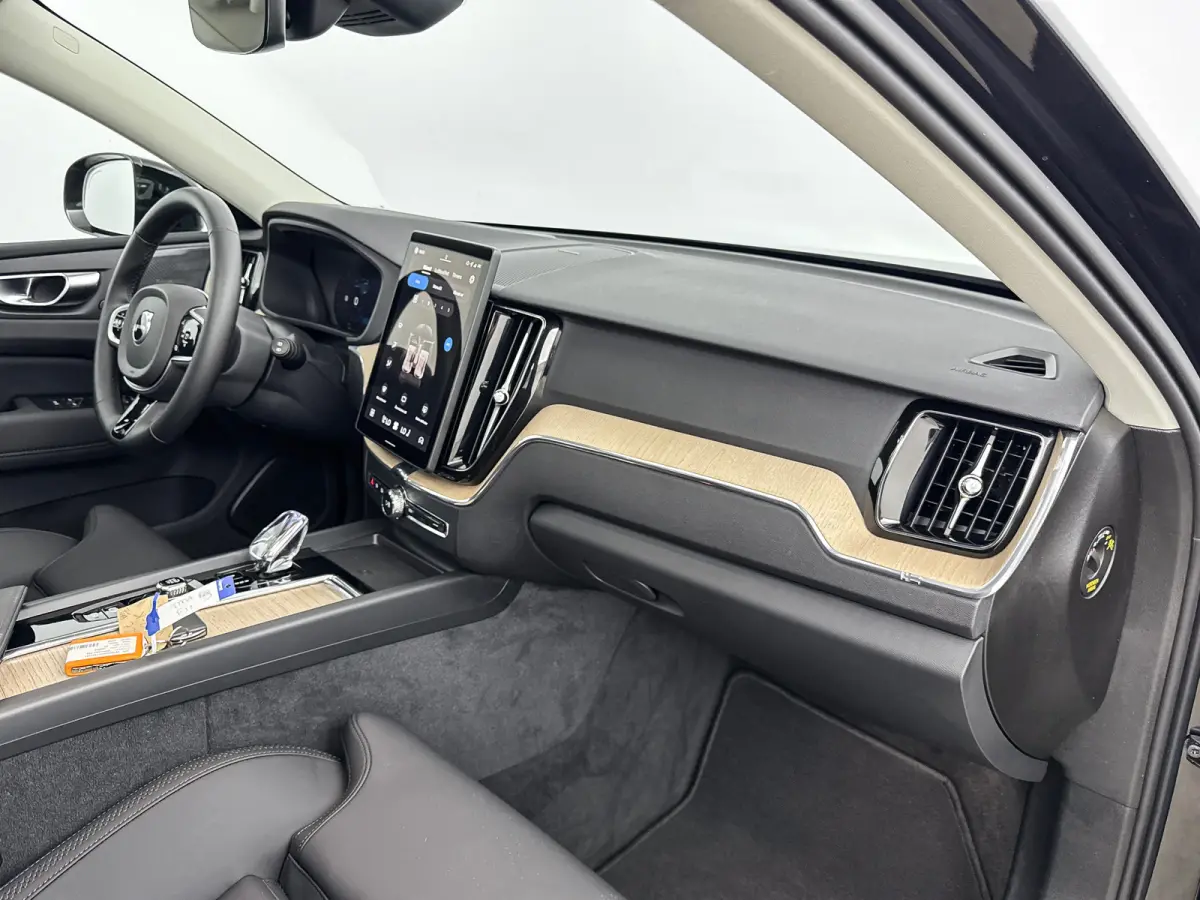 T6 Recharge Plus Dark | 19" Allseason | Panoramadak | Head-Up | 360 Camera | Trekhaak | Harman Kardon | Elektr. verst. Stoelen | Stoel/Stuurverwarming |