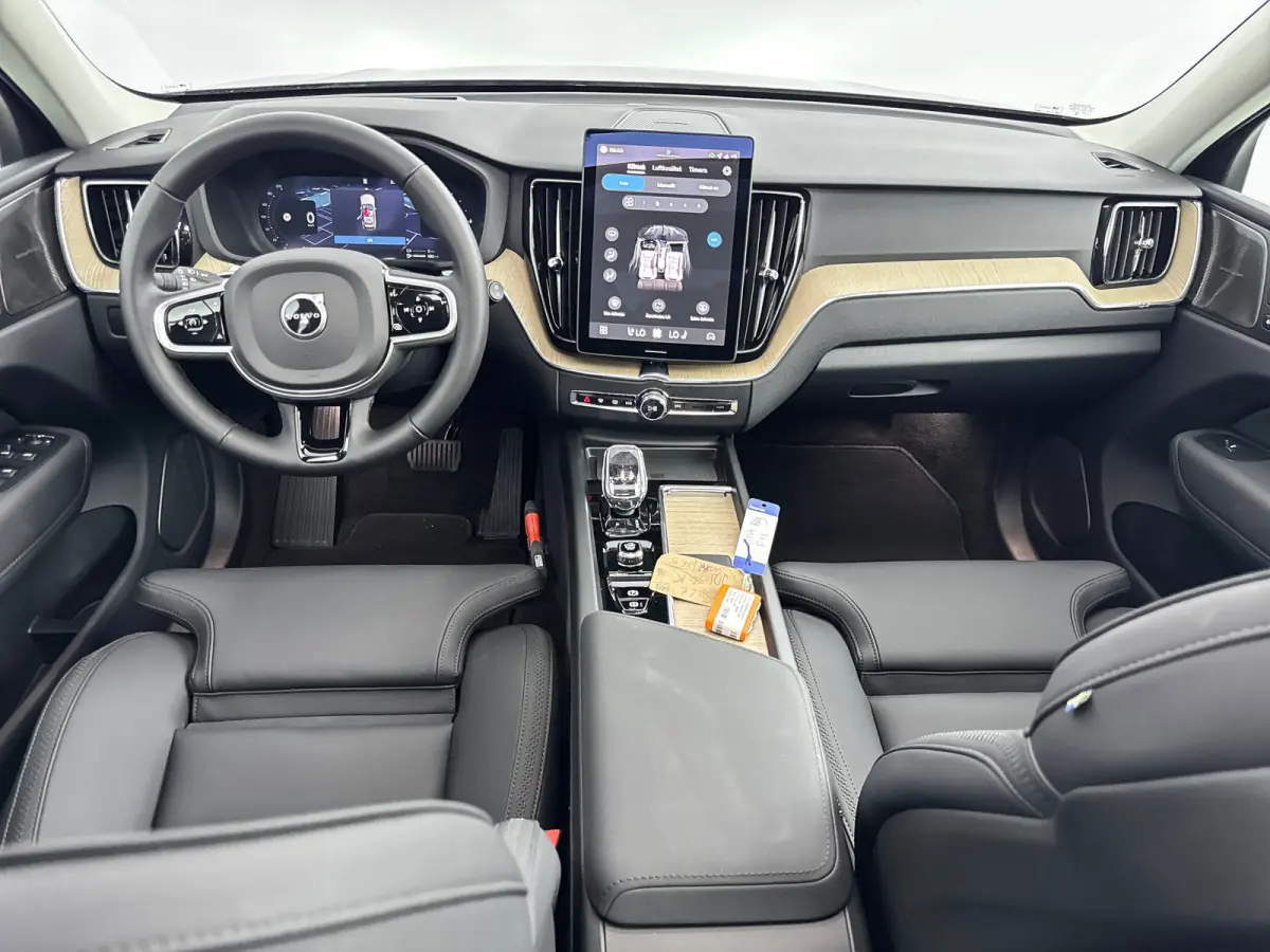 T6 Recharge Plus Dark | 19" Allseason | Panoramadak | Head-Up | 360 Camera | Trekhaak | Harman Kardon | Elektr. verst. Stoelen | Stoel/Stuurverwarming |
