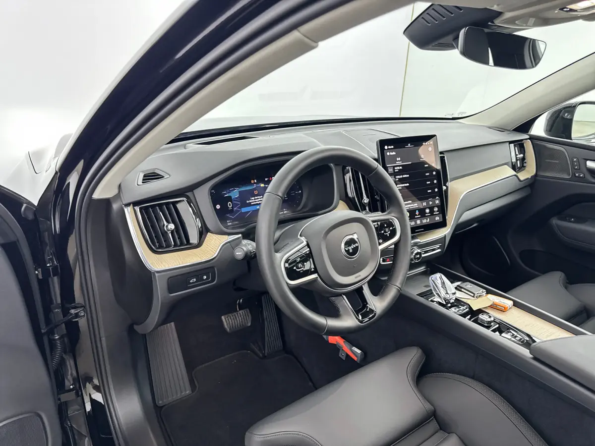T6 Recharge Plus Dark | 19" Allseason | Panoramadak | Head-Up | 360 Camera | Trekhaak | Harman Kardon | Elektr. verst. Stoelen | Stoel/Stuurverwarming |