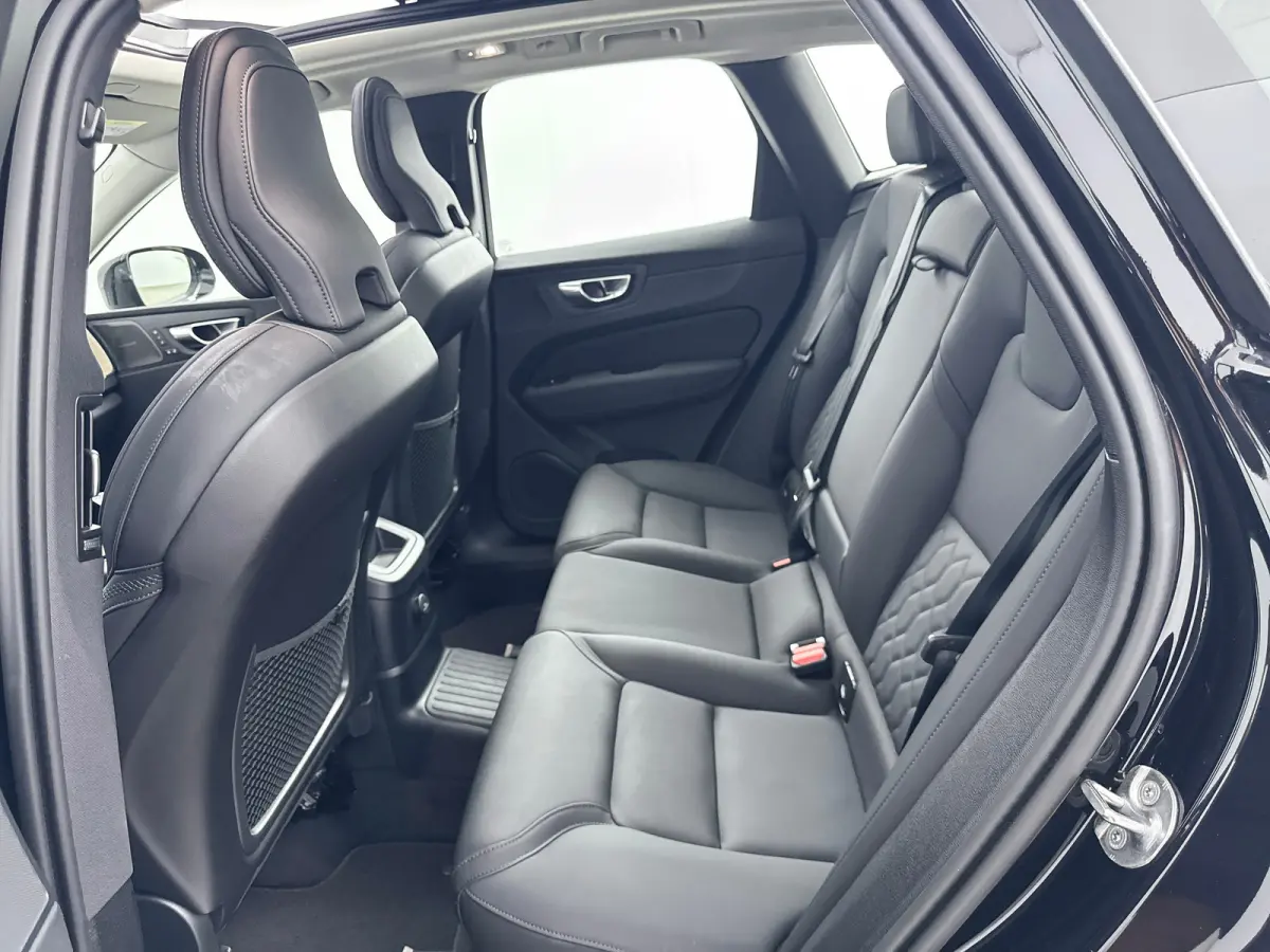 T6 Recharge Plus Dark | 19" Allseason | Panoramadak | Head-Up | 360 Camera | Trekhaak | Harman Kardon | Elektr. verst. Stoelen | Stoel/Stuurverwarming |