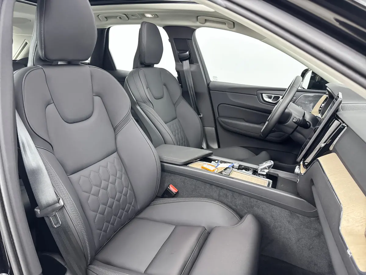 T6 Recharge Plus Dark | 19" Allseason | Panoramadak | Head-Up | 360 Camera | Trekhaak | Harman Kardon | Elektr. verst. Stoelen | Stoel/Stuurverwarming |
