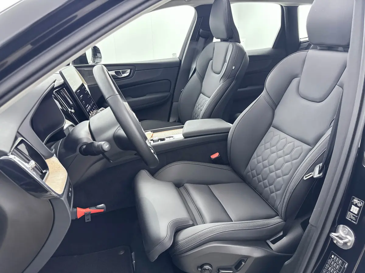 T6 Recharge Plus Dark | 19" Allseason | Panoramadak | Head-Up | 360 Camera | Trekhaak | Harman Kardon | Elektr. verst. Stoelen | Stoel/Stuurverwarming |