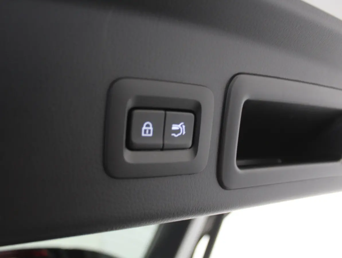 2.0 e-SkyActiv-X M Hybrid 100th Anniversary Ed. CLIMATE | ADAPCRUISE | HEAD-UP | 360CAMERA | STOELMEM | STUUR/STOELVERW | DAB | LMV18 | LEER | LED | CARPLAY