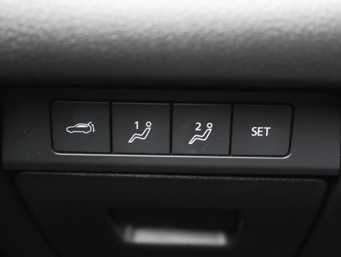 2.0 e-SkyActiv-X M Hybrid 100th Anniversary Ed. CLIMATE | ADAPCRUISE | HEAD-UP | 360CAMERA | STOELMEM | STUUR/STOELVERW | DAB | LMV18 | LEER | LED | CARPLAY