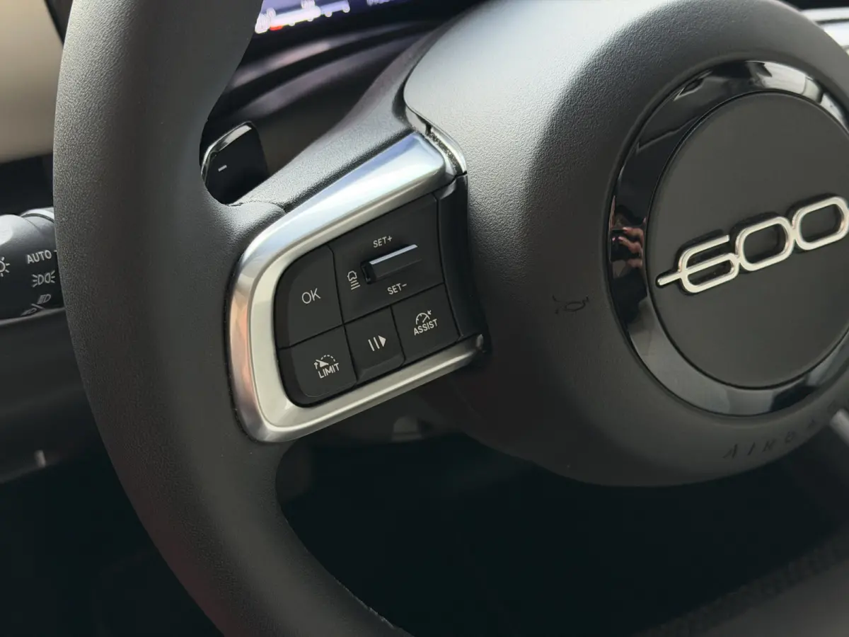 1.2 HYBRID LA PRIMA CAMERA CARPLAY ADAP.CRUISE STOELVERW. ELEK.KLEP LEER MASSAGE ELEK.STOEL 18''LMV ✅ Top Auto Fiat Wijchen , 30 Jaar ervaring in Fiat , Wij leveren de : Icon / La Prima / 
