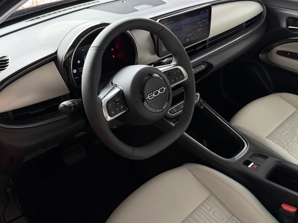 1.2 HYBRID LA PRIMA CAMERA CARPLAY ADAP.CRUISE STOELVERW. ELEK.KLEP LEER MASSAGE ELEK.STOEL 18''LMV ✅ Top Auto Fiat Wijchen , 30 Jaar ervaring in Fiat , Wij leveren de : Icon / La Prima / 