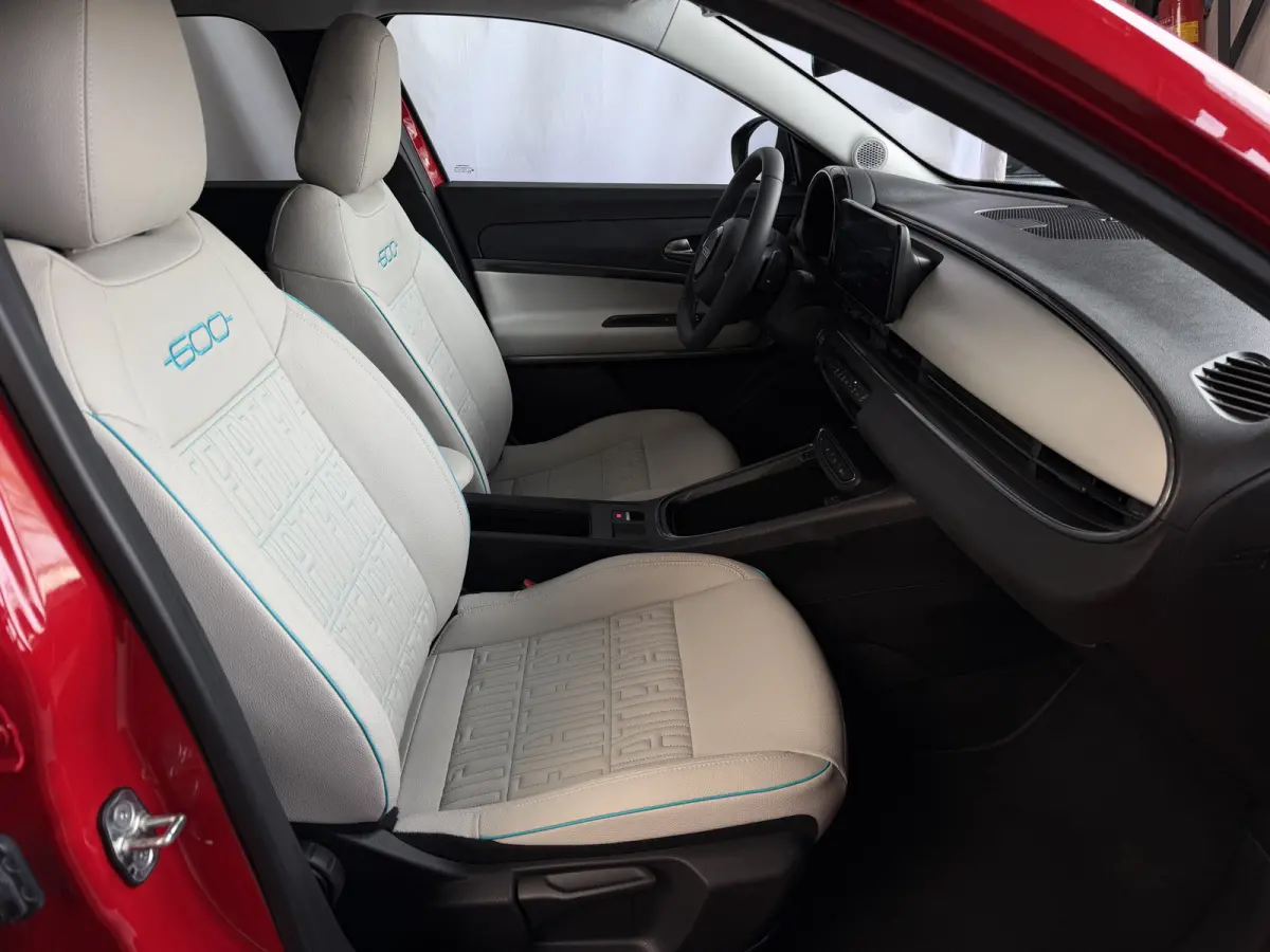 1.2 HYBRID LA PRIMA CAMERA CARPLAY ADAP.CRUISE STOELVERW. ELEK.KLEP LEER MASSAGE ELEK.STOEL 18''LMV ✅ Top Auto Fiat Wijchen , 30 Jaar ervaring in Fiat , Wij leveren de : Icon / La Prima / 