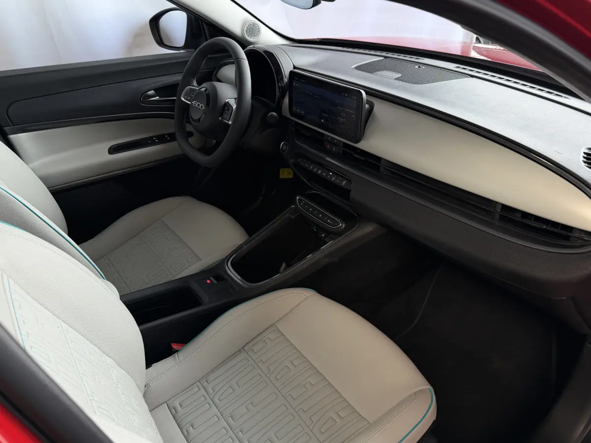 1.2 HYBRID LA PRIMA CAMERA CARPLAY ADAP.CRUISE STOELVERW. ELEK.KLEP LEER MASSAGE ELEK.STOEL 18''LMV ✅ Top Auto Fiat Wijchen , 30 Jaar ervaring in Fiat , Wij leveren de : Icon / La Prima / 