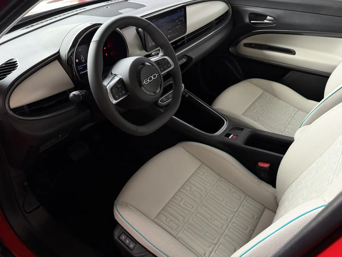 1.2 HYBRID LA PRIMA CAMERA CARPLAY ADAP.CRUISE STOELVERW. ELEK.KLEP LEER MASSAGE ELEK.STOEL 18''LMV ✅ Top Auto Fiat Wijchen , 30 Jaar ervaring in Fiat , Wij leveren de : Icon / La Prima / 