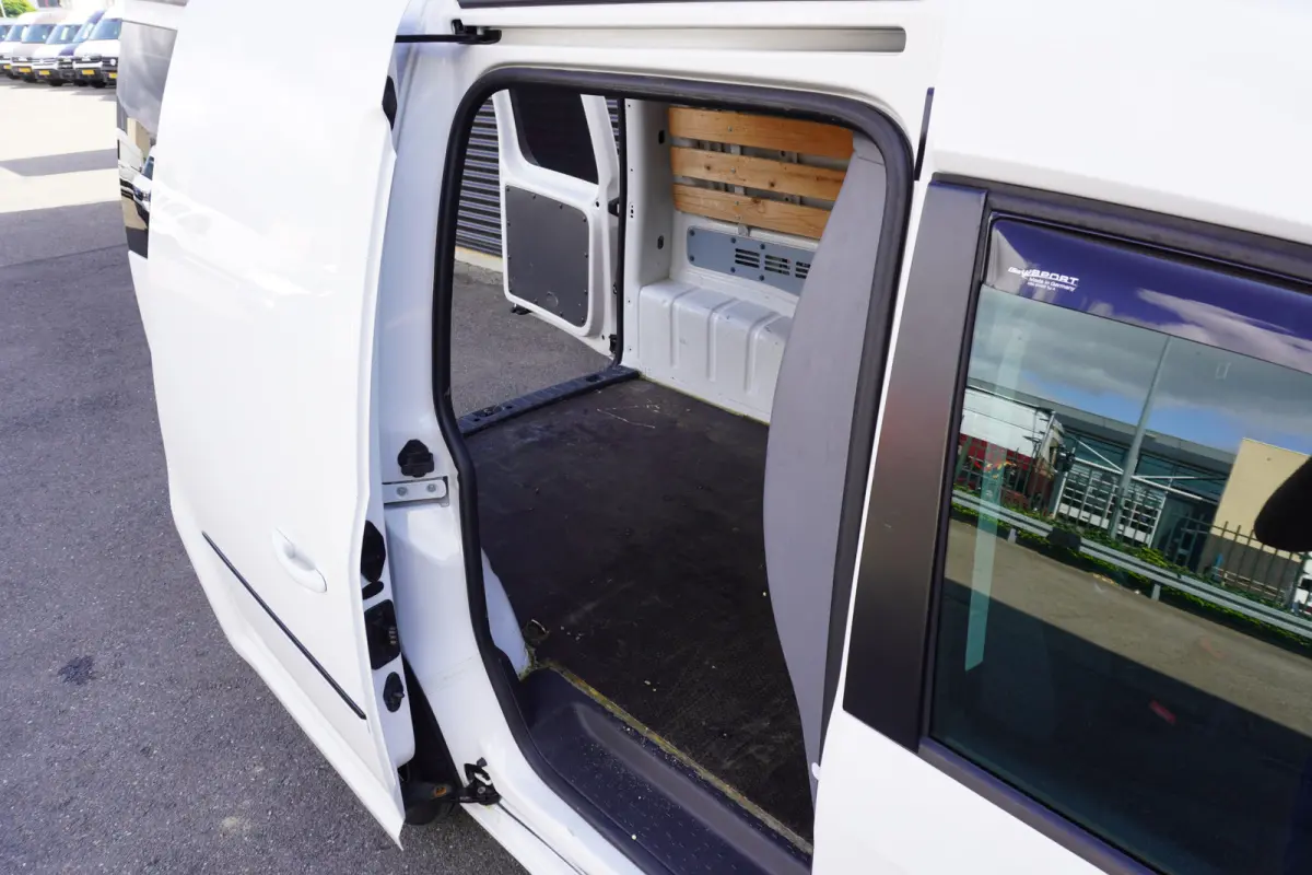 185pk Gechipt Trekhaak Apple carplay Cruise conrol Airco 18" Velgen Spoiler