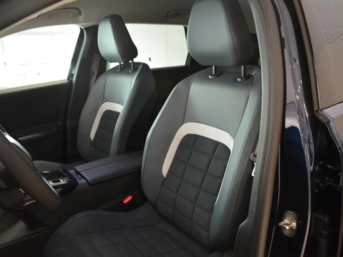 1.2 Hybrid 145 Business | Navigatie |