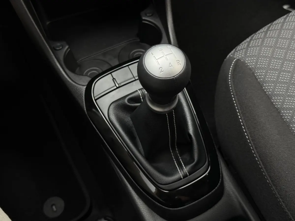 1.0 DPI DynamicPlusLine | Navi | Achteruitrijcamera | Parkeersensoren achter | Apple/Android carplay | Cruise control | LED | Privacy glass | LMV