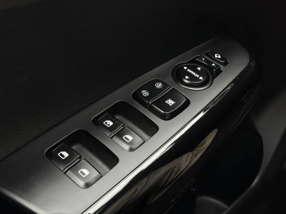 1.0 DPI DynamicPlusLine | Navi | Achteruitrijcamera | Parkeersensoren achter | Apple/Android carplay | Cruise control | LED | Privacy glass | LMV