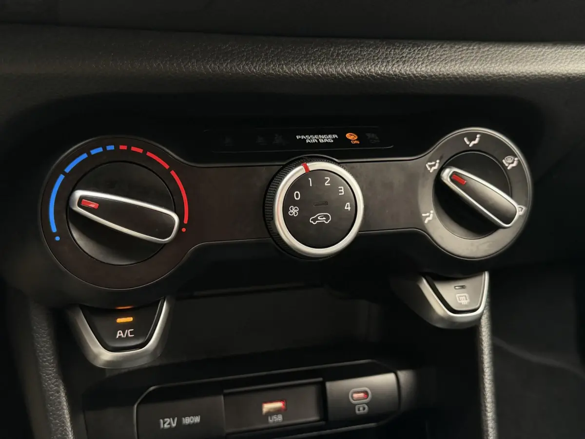 1.0 DPI DynamicPlusLine | Navi | Achteruitrijcamera | Parkeersensoren achter | Apple/Android carplay | Cruise control | LED | Privacy glass | LMV