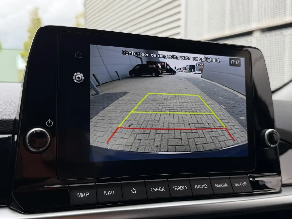 1.0 DPI DynamicPlusLine | Navi | Achteruitrijcamera | Parkeersensoren achter | Apple/Android carplay | Cruise control | LED | Privacy glass | LMV