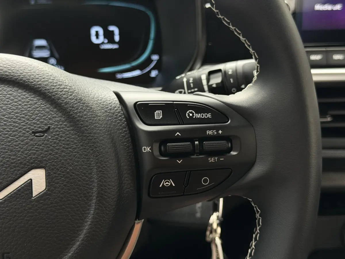 1.0 DPI DynamicPlusLine | Navi | Achteruitrijcamera | Parkeersensoren achter | Apple/Android carplay | Cruise control | LED | Privacy glass | LMV