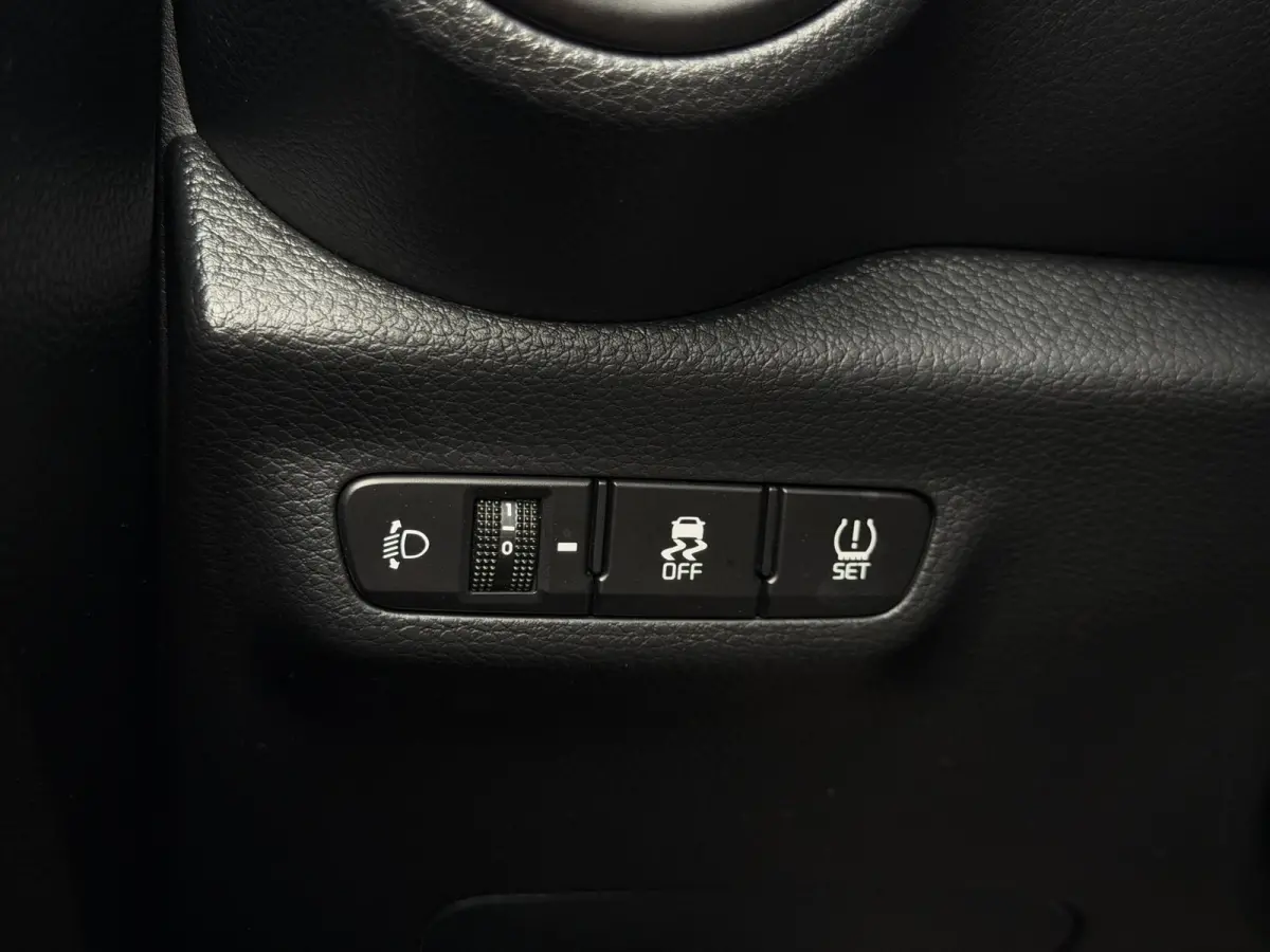 1.0 DPI DynamicPlusLine | Navi | Achteruitrijcamera | Parkeersensoren achter | Apple/Android carplay | Cruise control | LED | Privacy glass | LMV