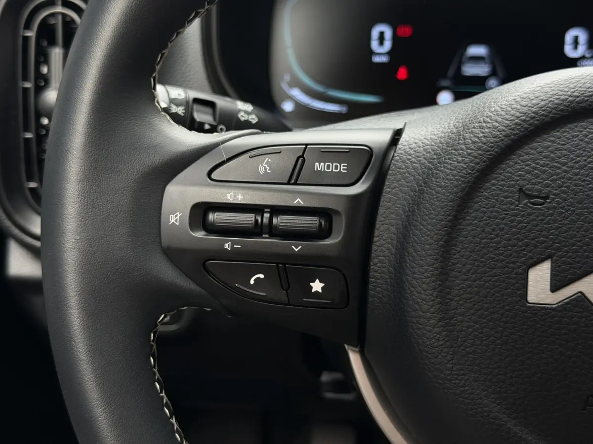 1.0 DPI DynamicPlusLine | Navi | Achteruitrijcamera | Parkeersensoren achter | Apple/Android carplay | Cruise control | LED | Privacy glass | LMV