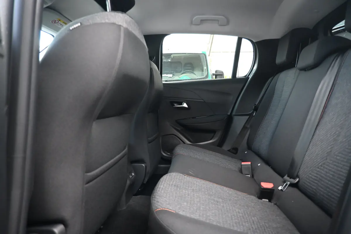 Business, (2025-H0) | 10" HD-touchscreen met PEUGEOT i-Connect® Advanced Navigatie | 10" touchscreen met DAB+ radio en Wireless Mirror Screen (Apple CarPlay / Android Auto ) | Armsteunen po