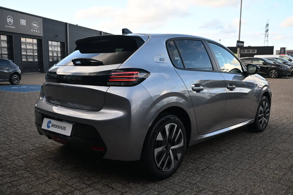 Business, (2025-H0) | 10" HD-touchscreen met PEUGEOT i-Connect® Advanced Navigatie | 10" touchscreen met DAB+ radio en Wireless Mirror Screen (Apple CarPlay / Android Auto ) | Armsteunen po