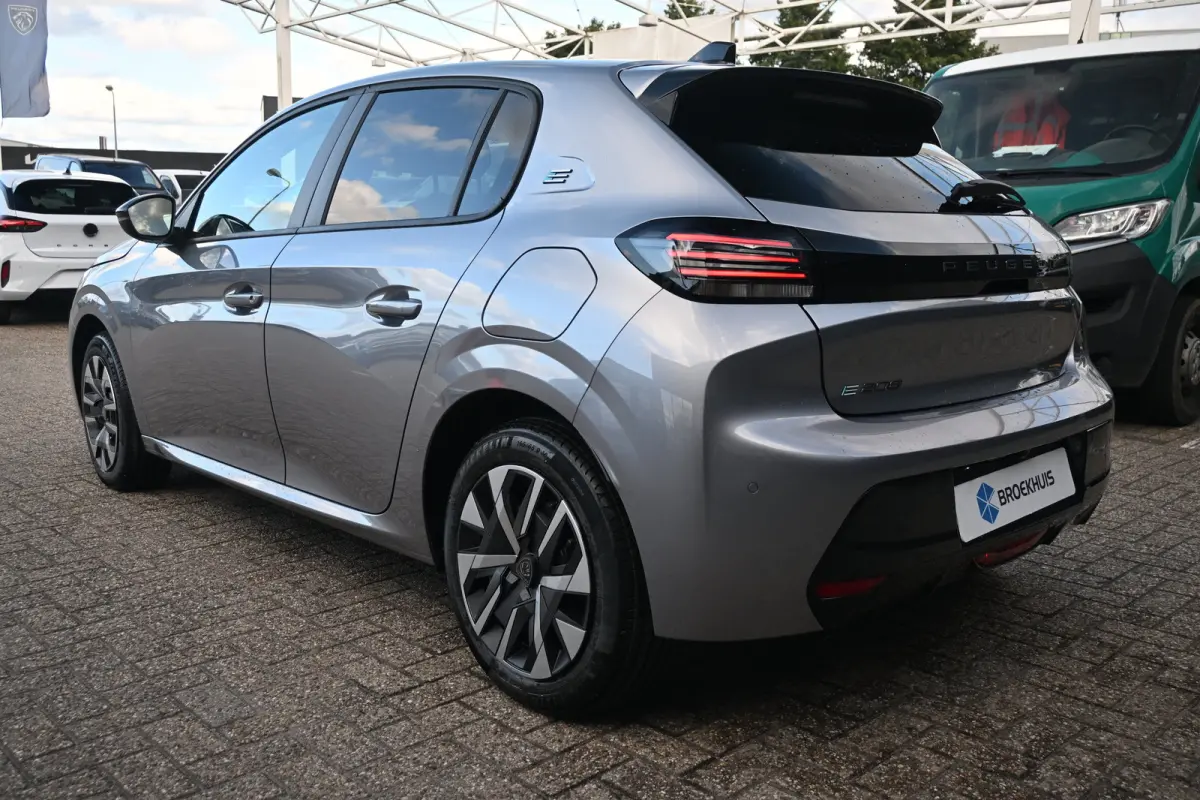 Business, (2025-H0) | 10" HD-touchscreen met PEUGEOT i-Connect® Advanced Navigatie | 10" touchscreen met DAB+ radio en Wireless Mirror Screen (Apple CarPlay / Android Auto ) | Armsteunen po
