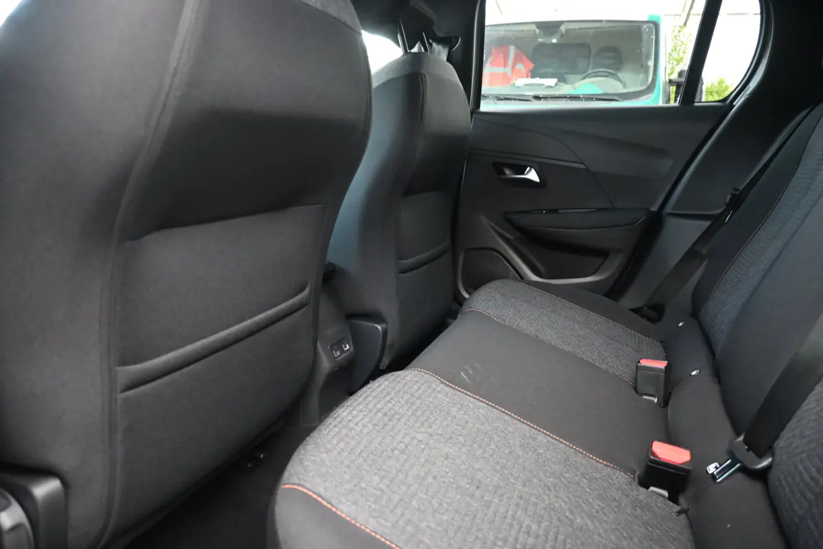 Business, (2025-H0) | 10" HD-touchscreen met PEUGEOT i-Connect® Advanced Navigatie | 10" touchscreen met DAB+ radio en Wireless Mirror Screen (Apple CarPlay / Android Auto ) | Armsteunen po